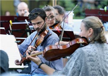 Koncerti Zagrebačke filharmonije na Labuđem otoku u ZOO vrtu