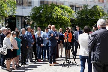 Konferencija za medije stranke s Imenom i Prezimenom