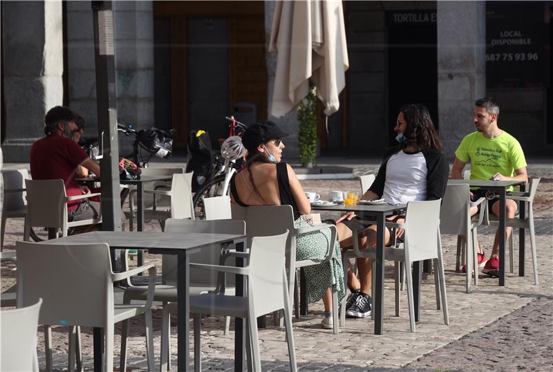 Madrid i Barcelona otvorili terase kafića zabrinuti turističkom sezonom