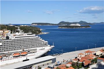 „Carnival Breeze“ pred dubrovačkom lukom Gruž