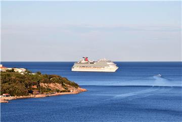 „Carnival Breeze“ pred dubrovačkom lukom Gruž