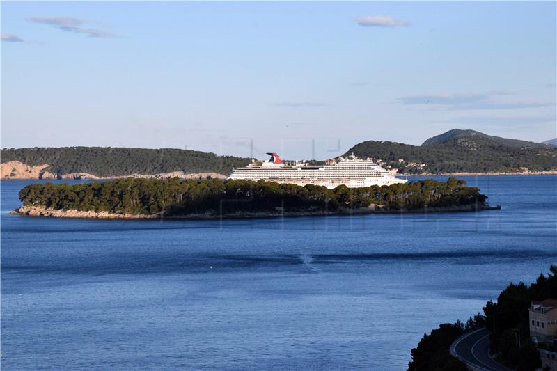 „Carnival Breeze“ pred dubrovačkom lukom Gruž