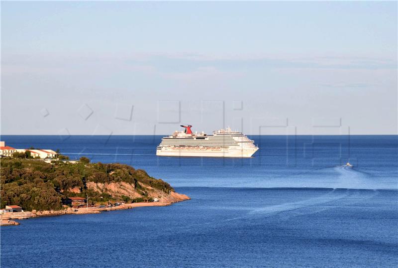 Cruise ship with 93 Croatian seafarers sails into Dubrovnik