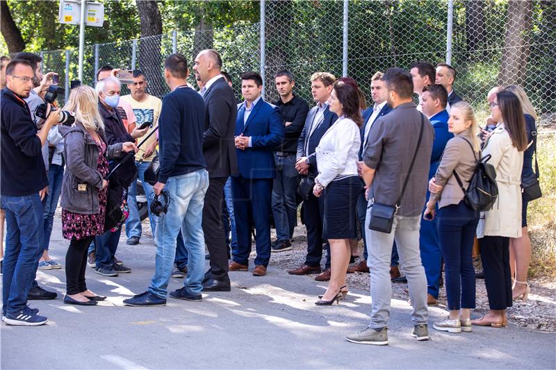 Konferencija za medije Stranke s Imenom i Prezimenom