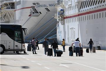 Kruzer "Carnival Breeze" u dubrovačkoj luci Gruž