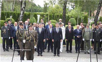 Državni vrh položio u prigodi Dana državnosti RH vijence na Mirogoju