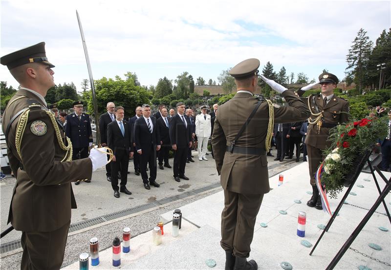 Državni vrh položio u prigodi Dana državnosti RH vijence na Mirogoju