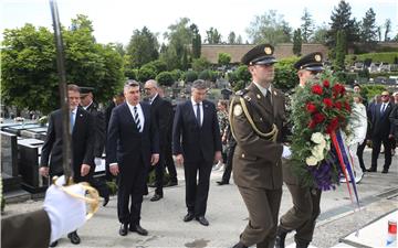 Državni vrh položio u prigodi Dana državnosti RH vijence na Mirogoju