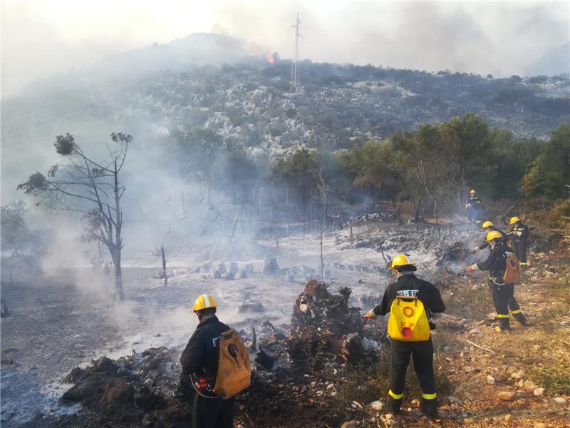 Požar na  Braču lokaliziran, vatrogasci ne ulaze u minski sumnjivo područje