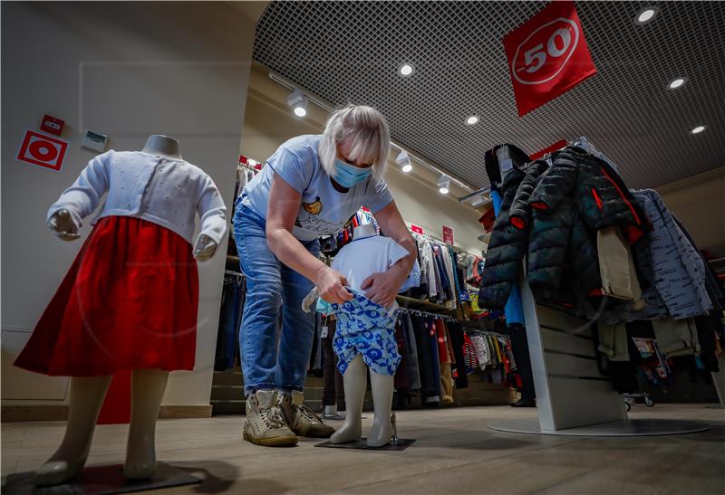 Zemlje ublažavaju restriktivne mjere, otvaraju se restorani, parkovi