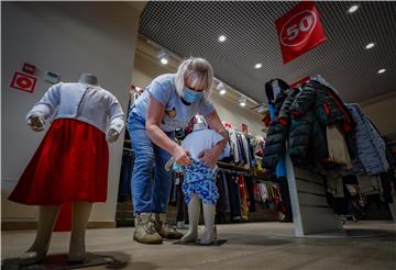 Zemlje ublažavaju restriktivne mjere, otvaraju se restorani, parkovi