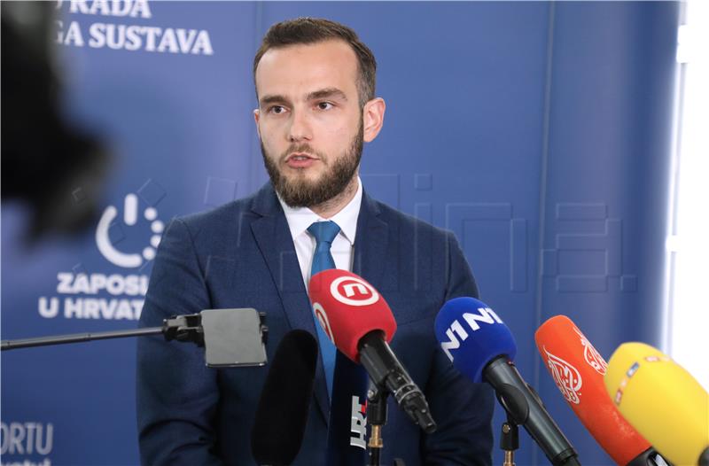 Ministar Josip Aladrović urućio 19 ugovora