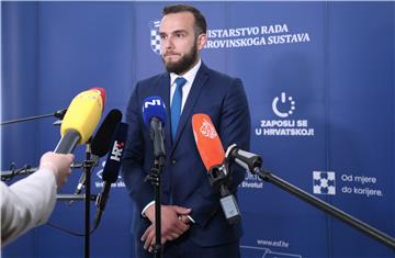 Ministar Josip Aladrović urućio 19 ugovora