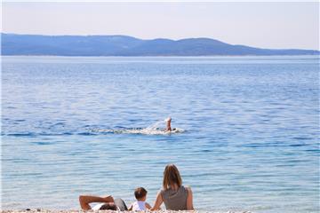 Prvi kupači na makrskim plažama