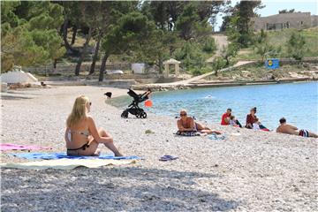 Prvi kupači na makrskim plažama