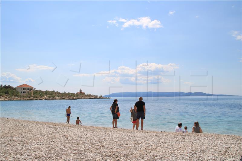 Prvi kupači na makrskim plažama