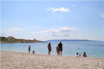 Prvi kupači na makrskim plažama