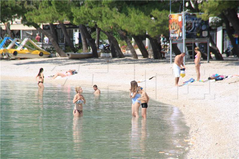 Prvi kupači na makrskim plažama