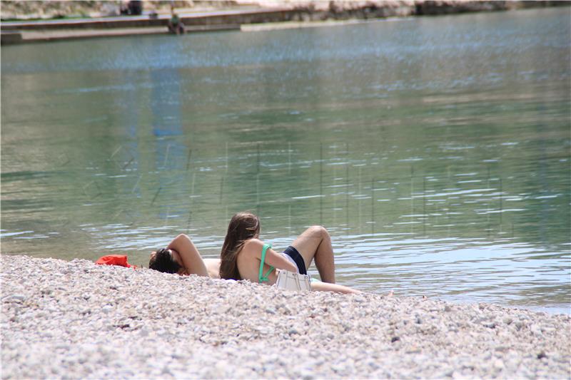 Prvi kupači na makrskim plažama