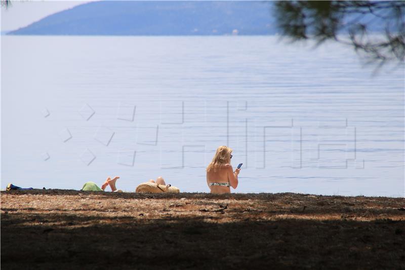 Prvi kupači na makrskim plažama