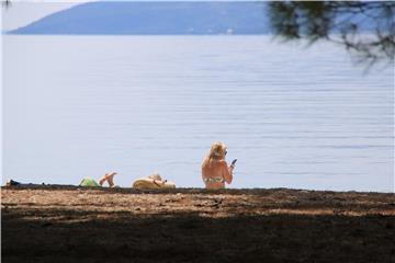 Prvi kupači na makrskim plažama