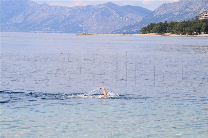 Prvi kupači na makrskim plažama