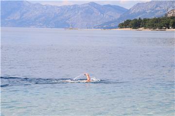 Prvi kupači na makrskim plažama