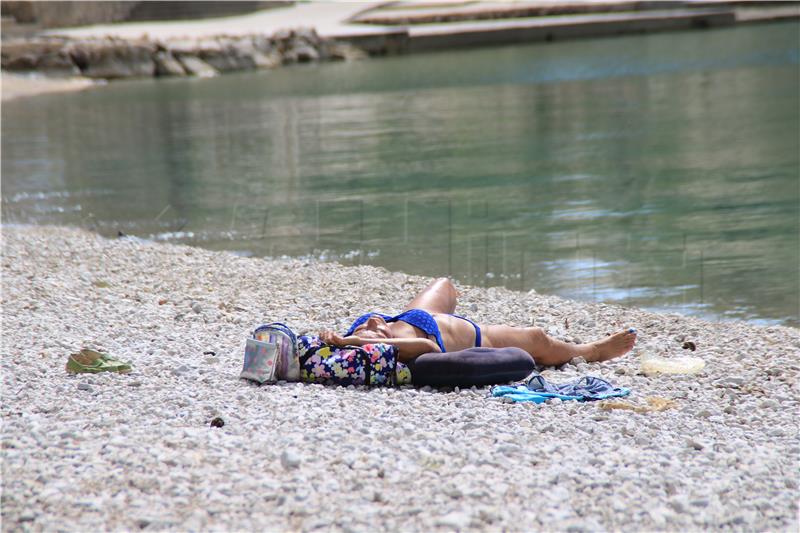 Prvi kupači na makrskim plažama