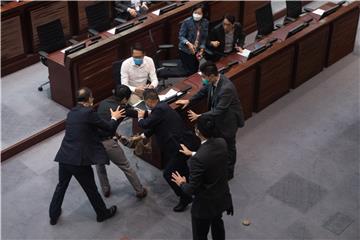 Vrijeđanje kineske himne je zločin, izglasao hongkonški parlament