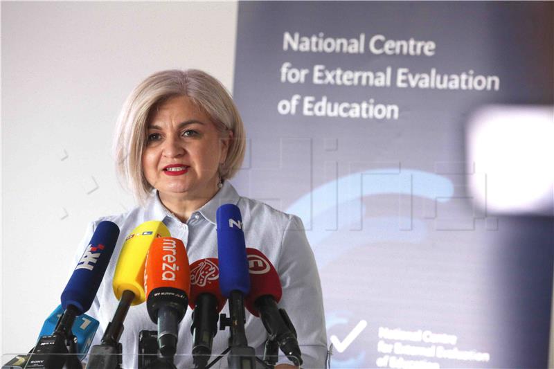 32,000 seniors from 369 secondary schools taking exit exams