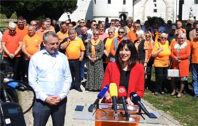 Konferencija za medije Predraga Štromara i Blaženke Divjak