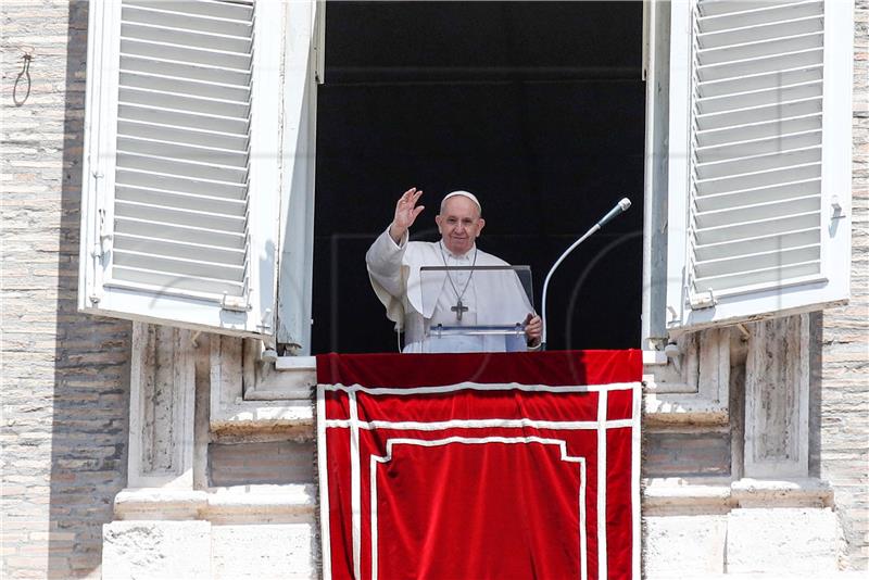 Papa Franjo upozorio Talijane da ne proglase prerano pobjedu protiv covida-19 