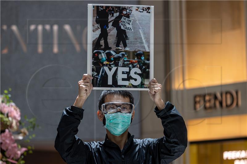 Stotine okupljenih obilježava godišnjicu prosvjeda u Hong Kongu 