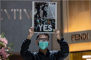 Stotine okupljenih obilježava godišnjicu prosvjeda u Hong Kongu 