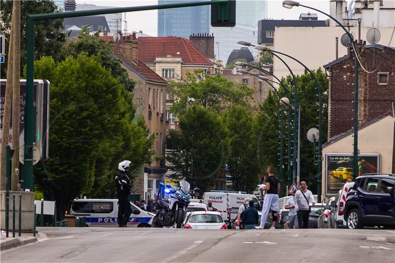 Francuz se vezao lancem ispred osiguravajuće tvrtke, traži naknadu zbog pandemije