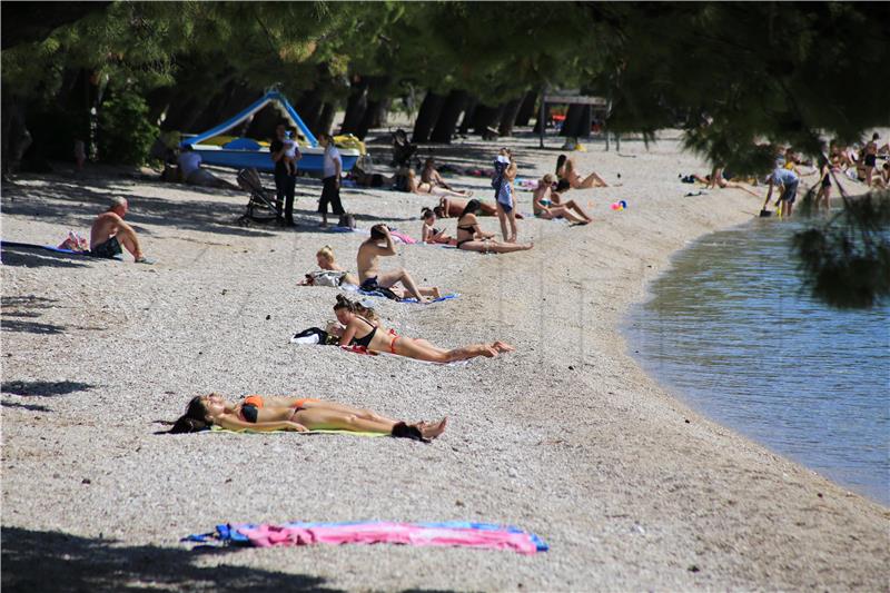 Turisti na makarskoj plaži