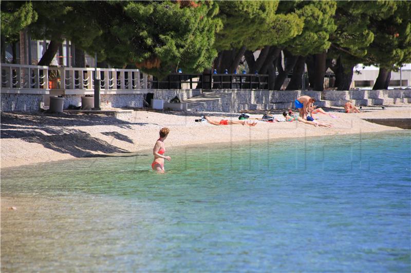 Turisti na makarskoj plaži