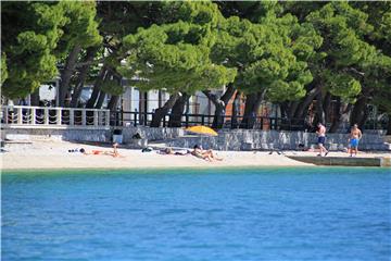 Turisti na makarskoj plaži