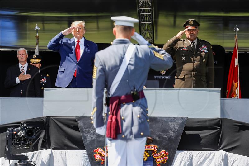 Trump se na 74. rođendan brani od kritika da je fizički oslabio 