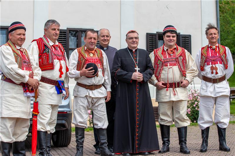 Kardinal Bozanić u Markuševcu posvetio crkvu sv. Šimuna i Jude Tadeja