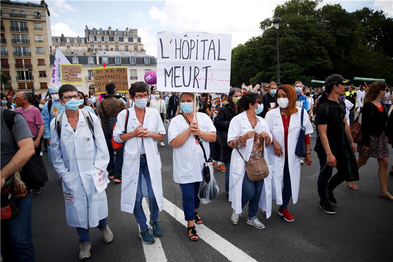 Medicinsko osoblje u Francuskoj na ulicama, policija u Parizu upotrijebila suzavac