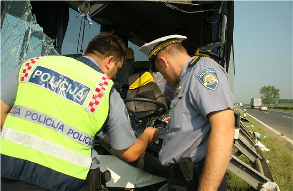 Osmero ozlijeđenih u sudaru četiri vozila kod Slunja