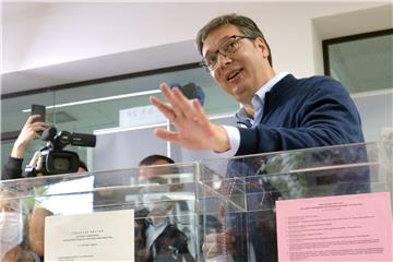 Vučićev SNS pred uvjerljivom pobjedom - neslužbeni rezultati