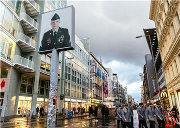 Checkpoint Charlie prije 30 godina razmontiran, ali i dalje atraktivan 