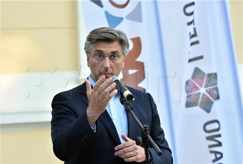 Plenković s kandidatima sa liste HDZ-a na otvorenju Karlovačkog Zvjezdanog ljeta