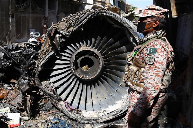 Piloti palog pakistanskog zrakoplova bili zaokupljeni koronavirusom