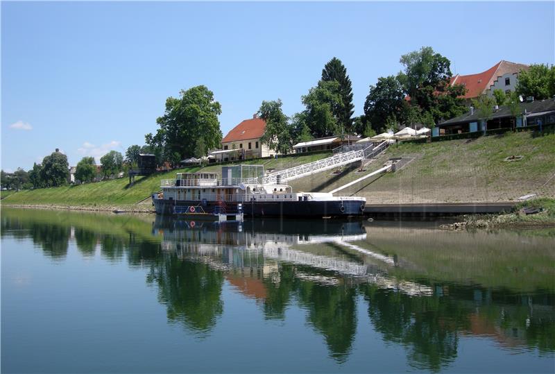 Obnovljen turistički riječni brod "Juran i Sofija"