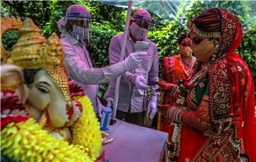 INDIA PHOTO SET MARRIAGE CEREMONY PANDEMIC CORONAVIRUS