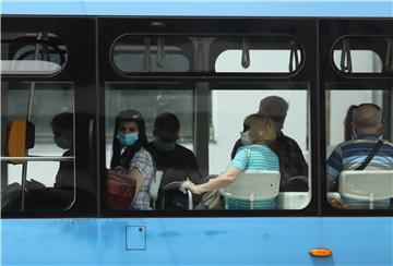 Od ponoći na snagu stupila obveza nošenja zaštitne maske za lice u javnom prijevoz