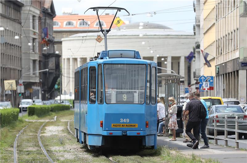 Od ponoći na snagu stupila obveza nošenja zaštitne maske za lice u javnom prijevoz